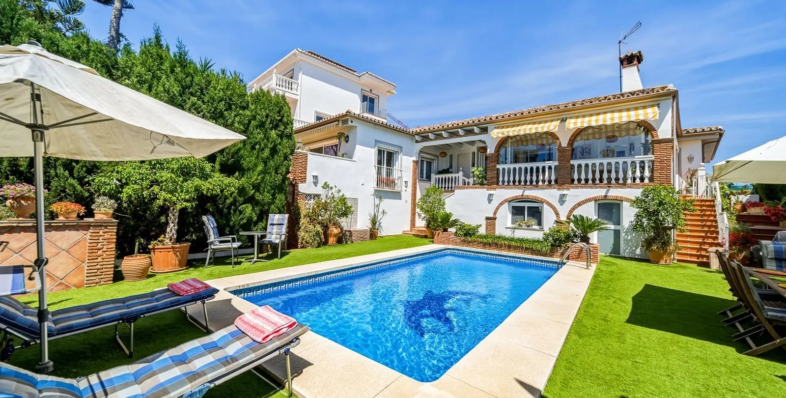 Sale of detached villa in El Chaparral 1