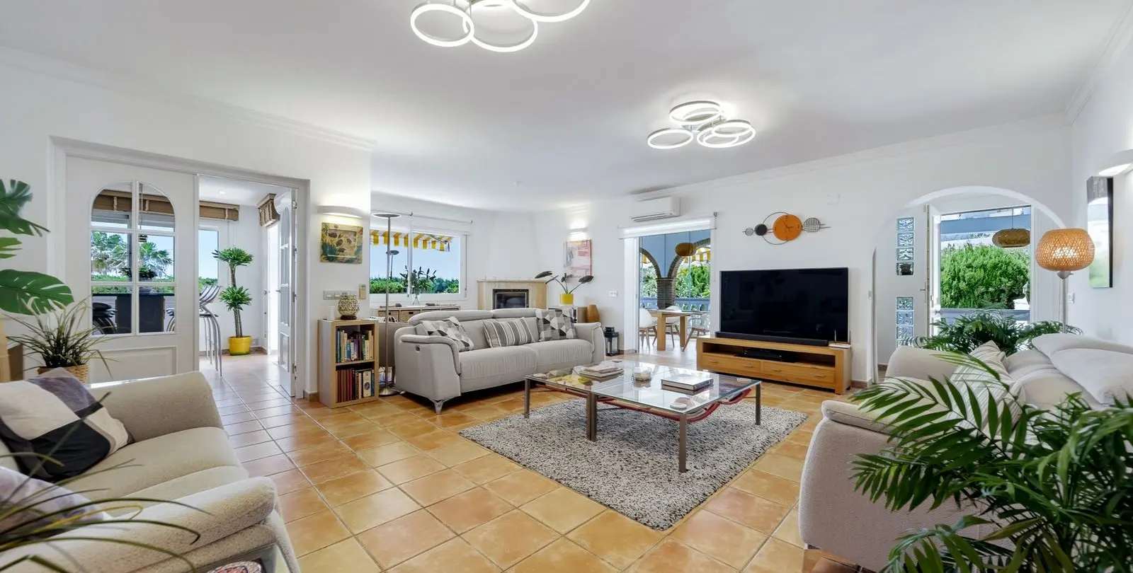 Sale of detached villa in El Chaparral 2