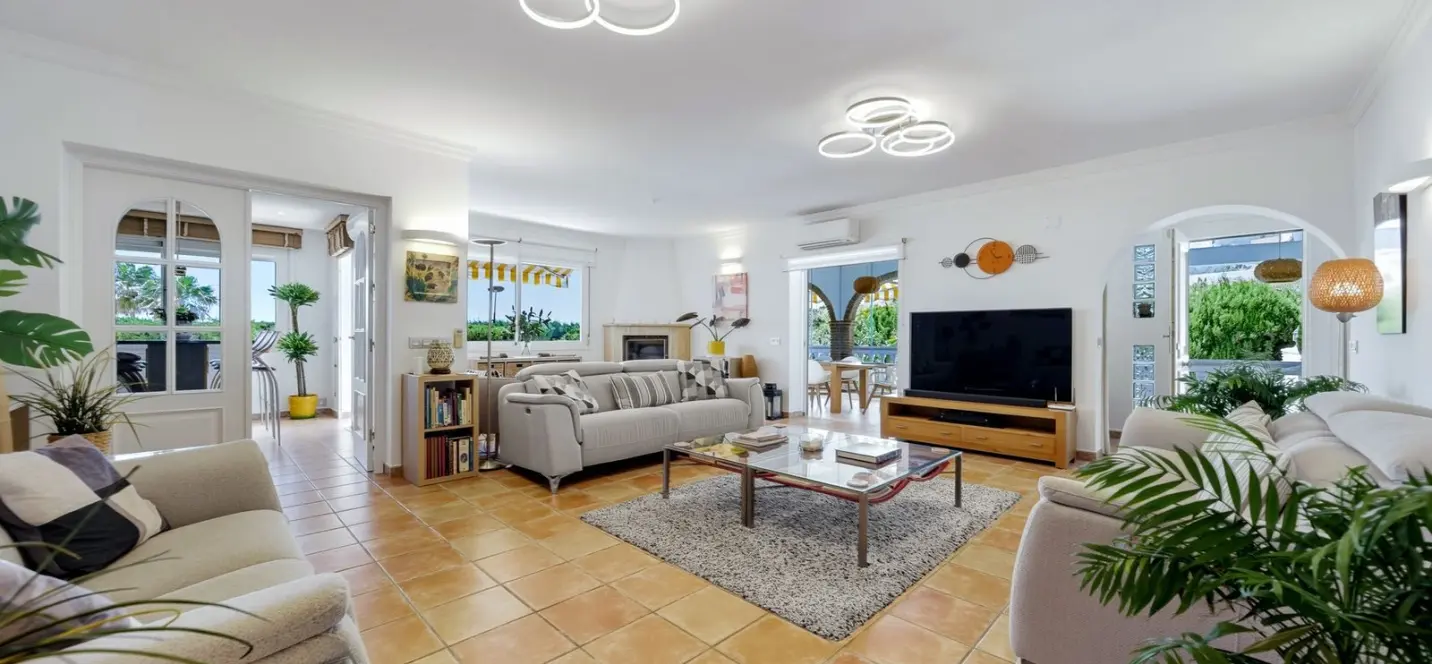 Sale of detached villa in El Chaparral 1