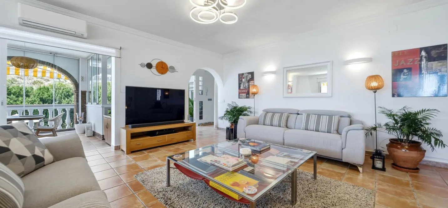 Sale of detached villa in El Chaparral 2