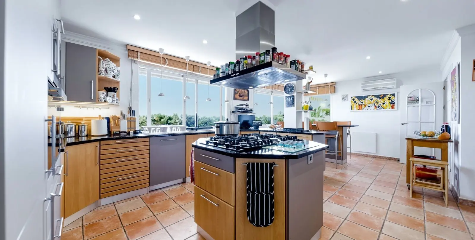 Sale of detached villa in El Chaparral 11
