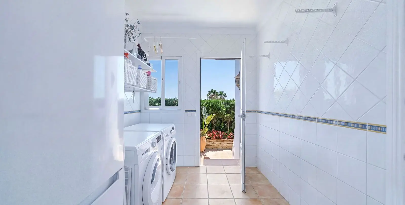 Sale of detached villa in El Chaparral 16