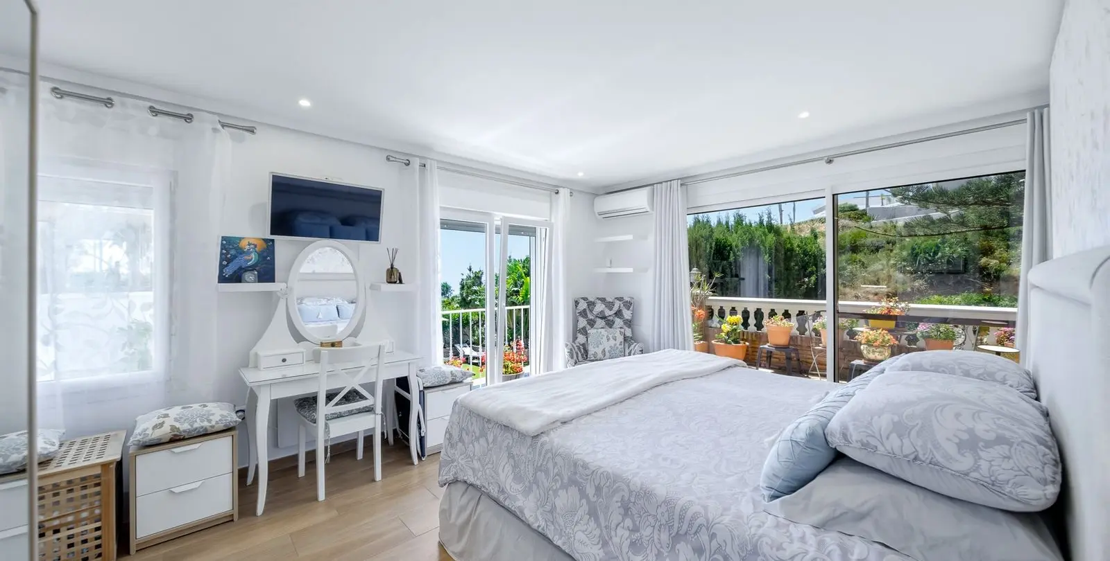 Sale of detached villa in El Chaparral 21