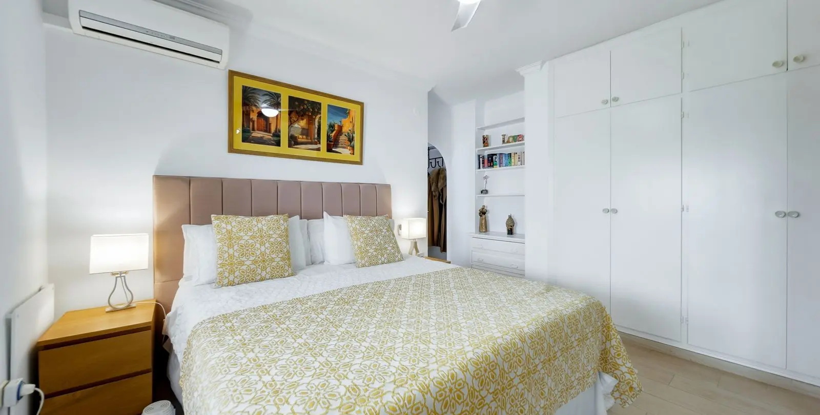 Sale of detached villa in El Chaparral 28