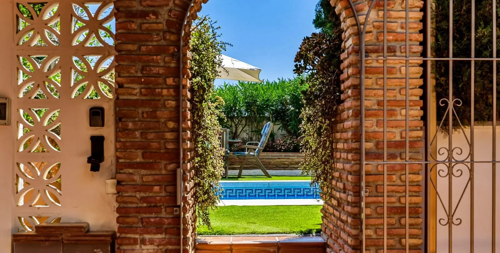 Sale of detached villa in El Chaparral 42