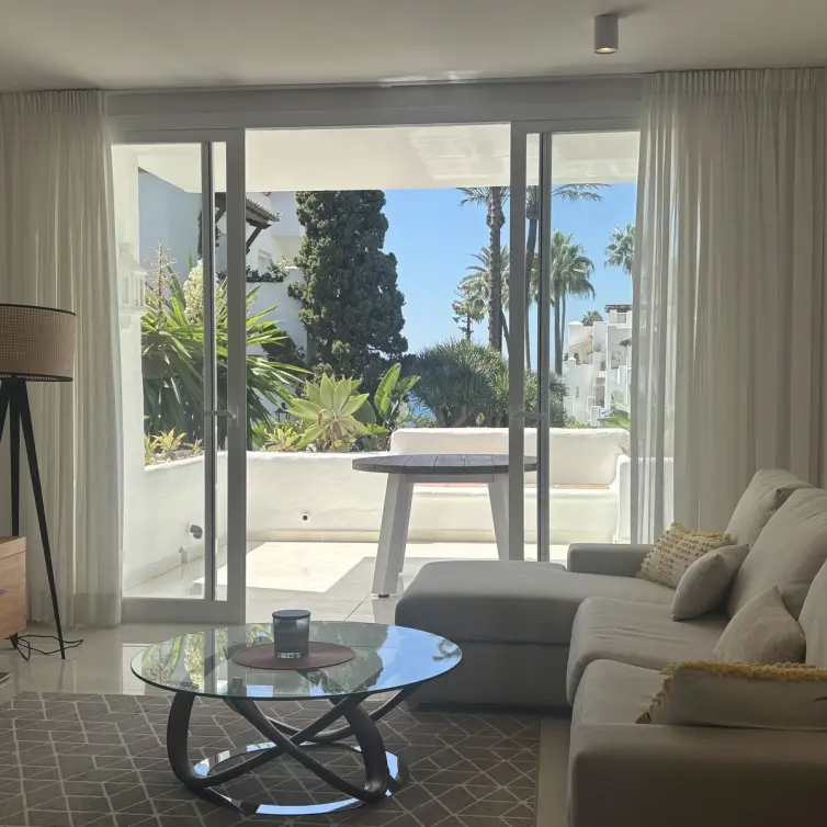 Sale of middle floor apartment in Estepona