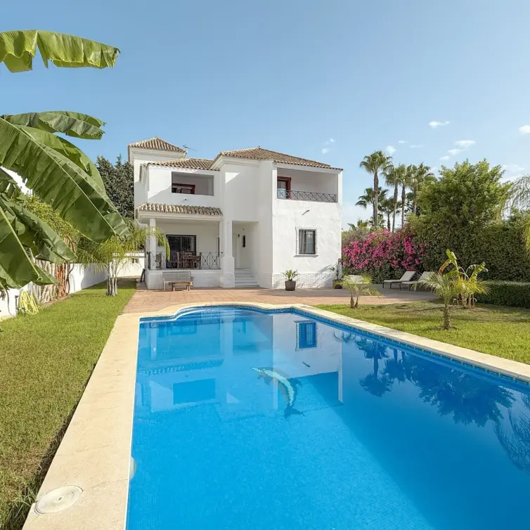 Venta de villa independiente en Guadalmina Baja