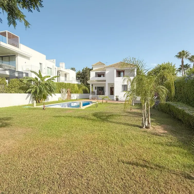 Venta de villa independiente en Guadalmina Baja