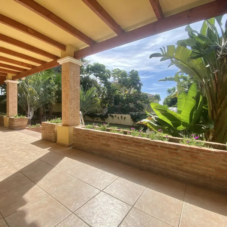 Long-term rent of detached villa in Elviria