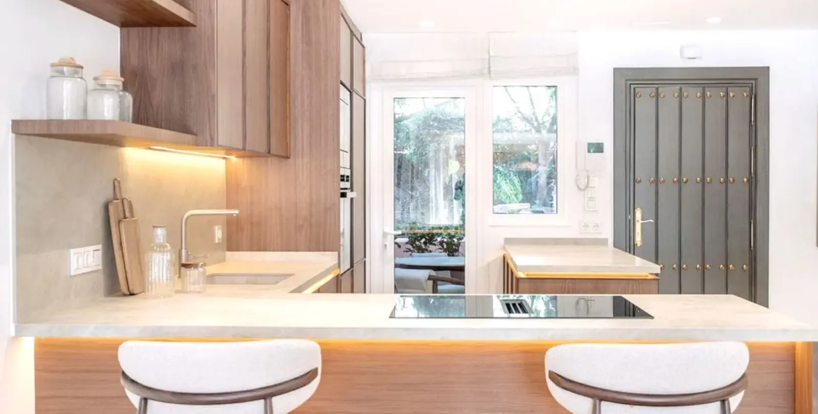 Long-term rent of semi-detached house in The Golden Mile 6