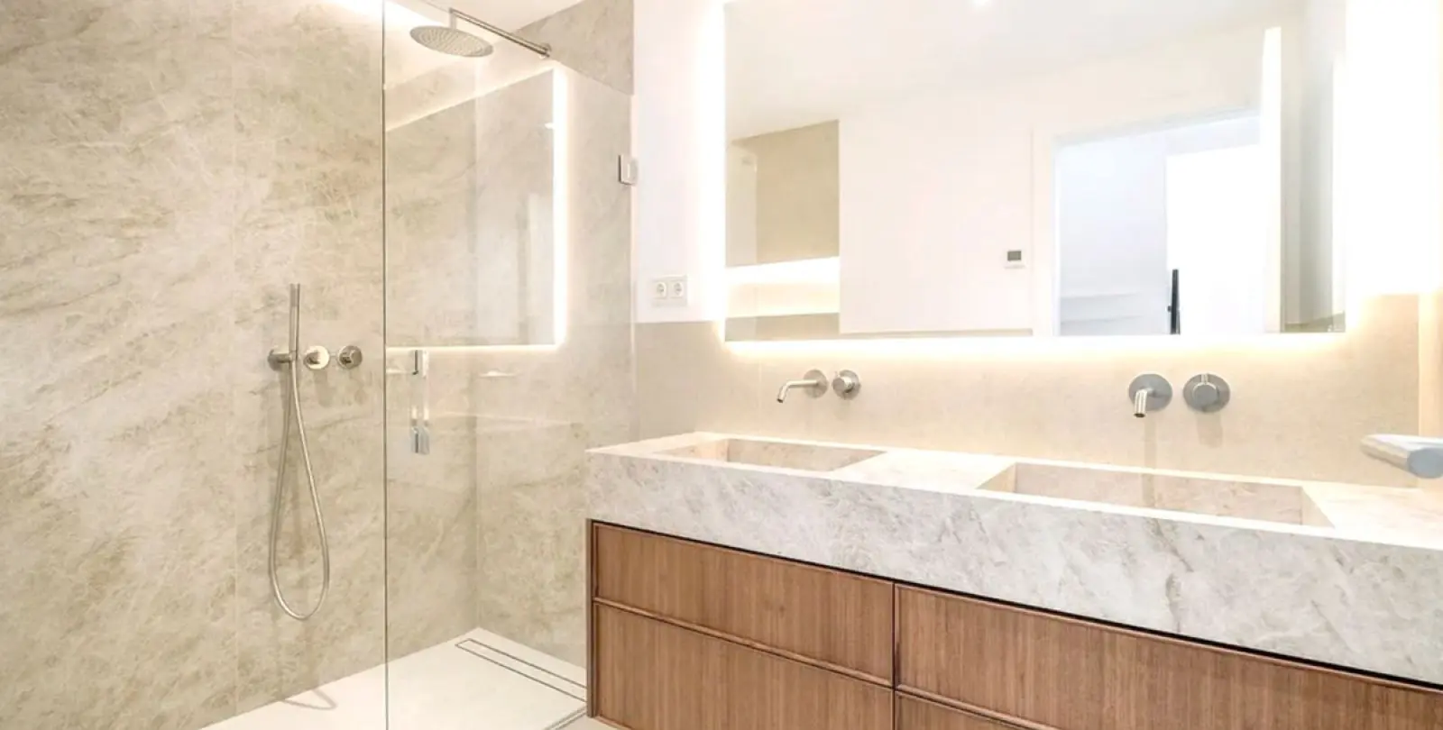 Long-term rent of semi-detached house in The Golden Mile 16