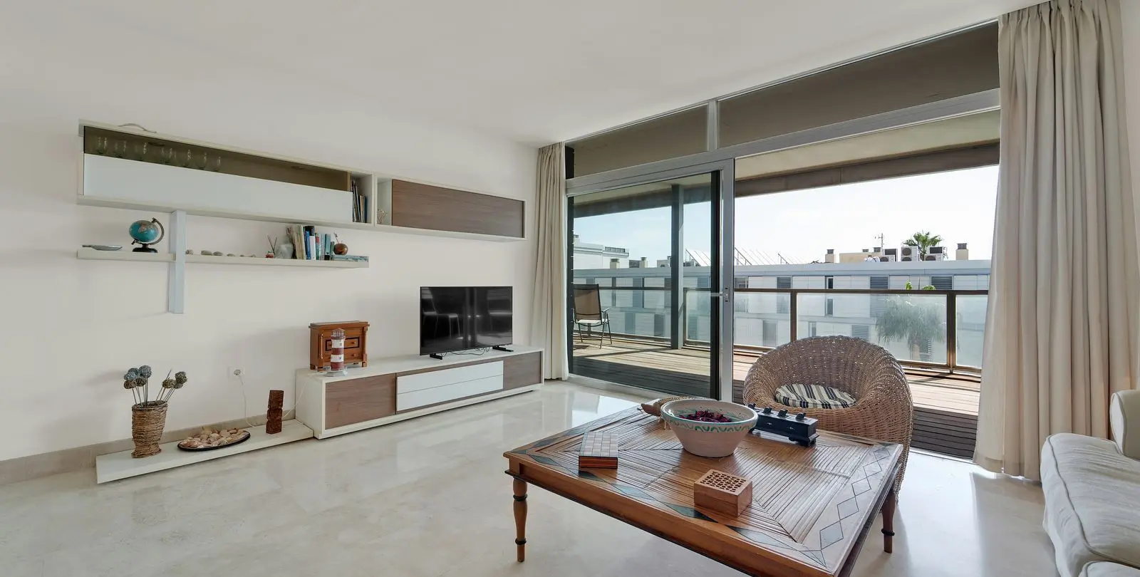 Venta de apartamento en planta media en Manilva 1