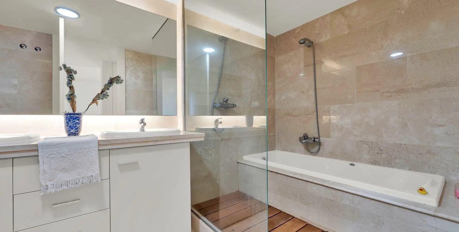Venta de apartamento en planta media en Manilva 12