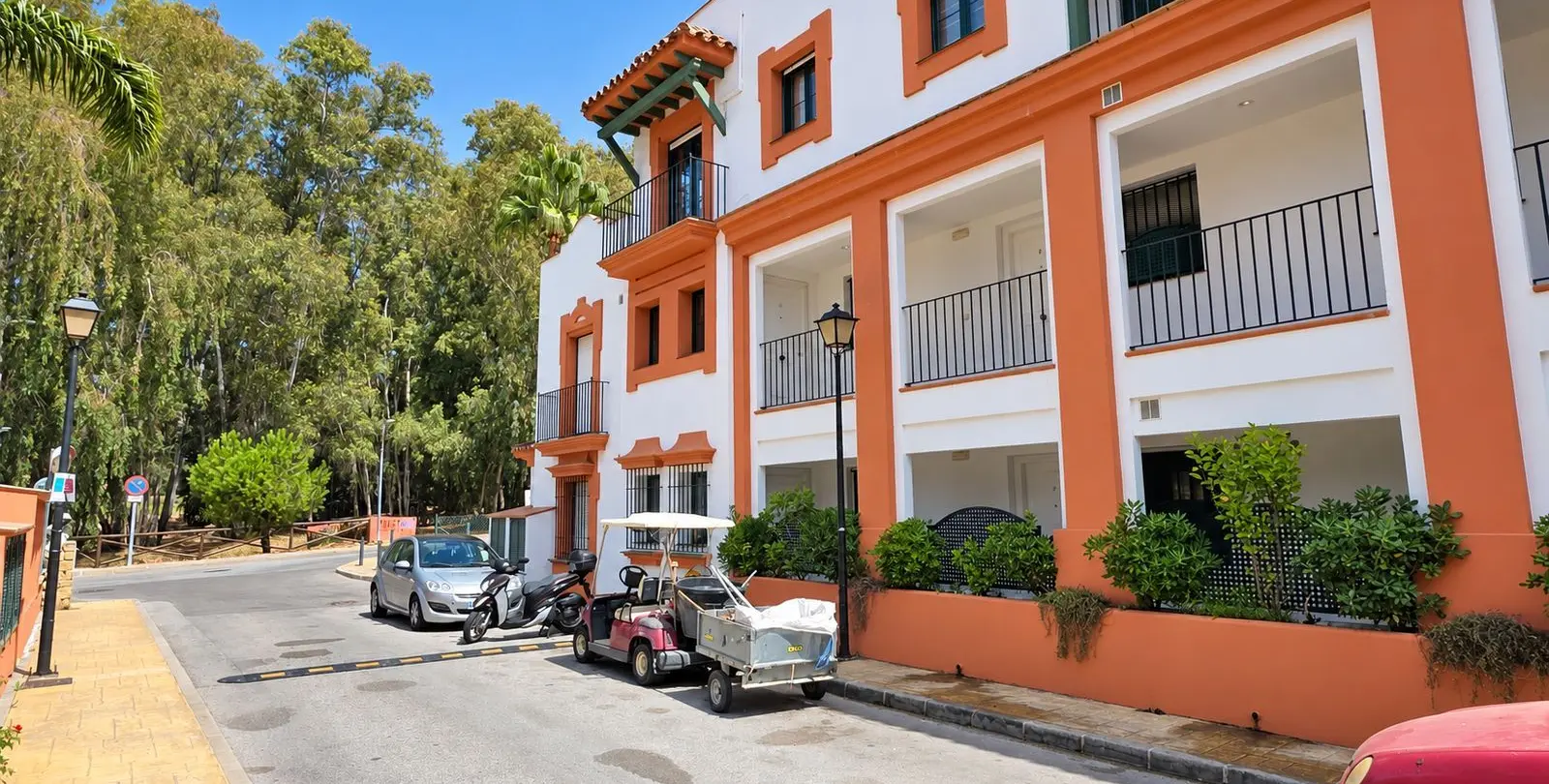 Venta de apartamento en planta media en Estepona 1