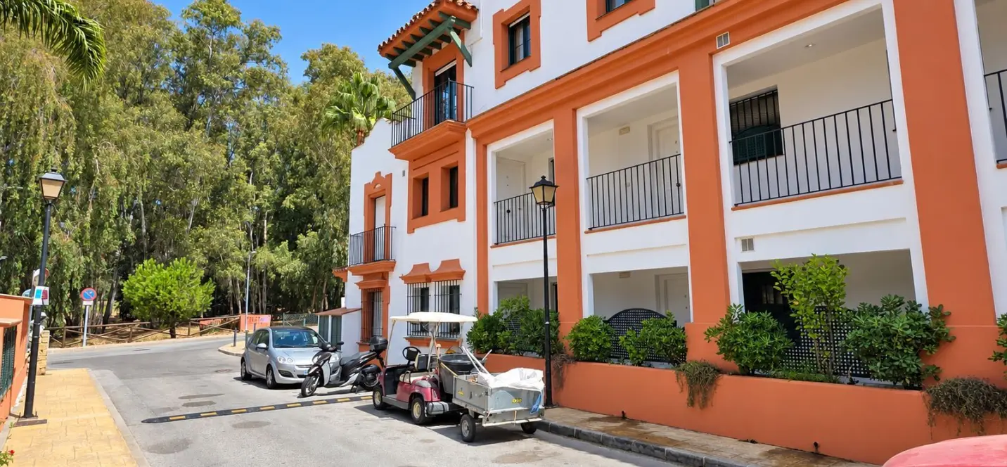 Venta de apartamento en planta media en Estepona 0