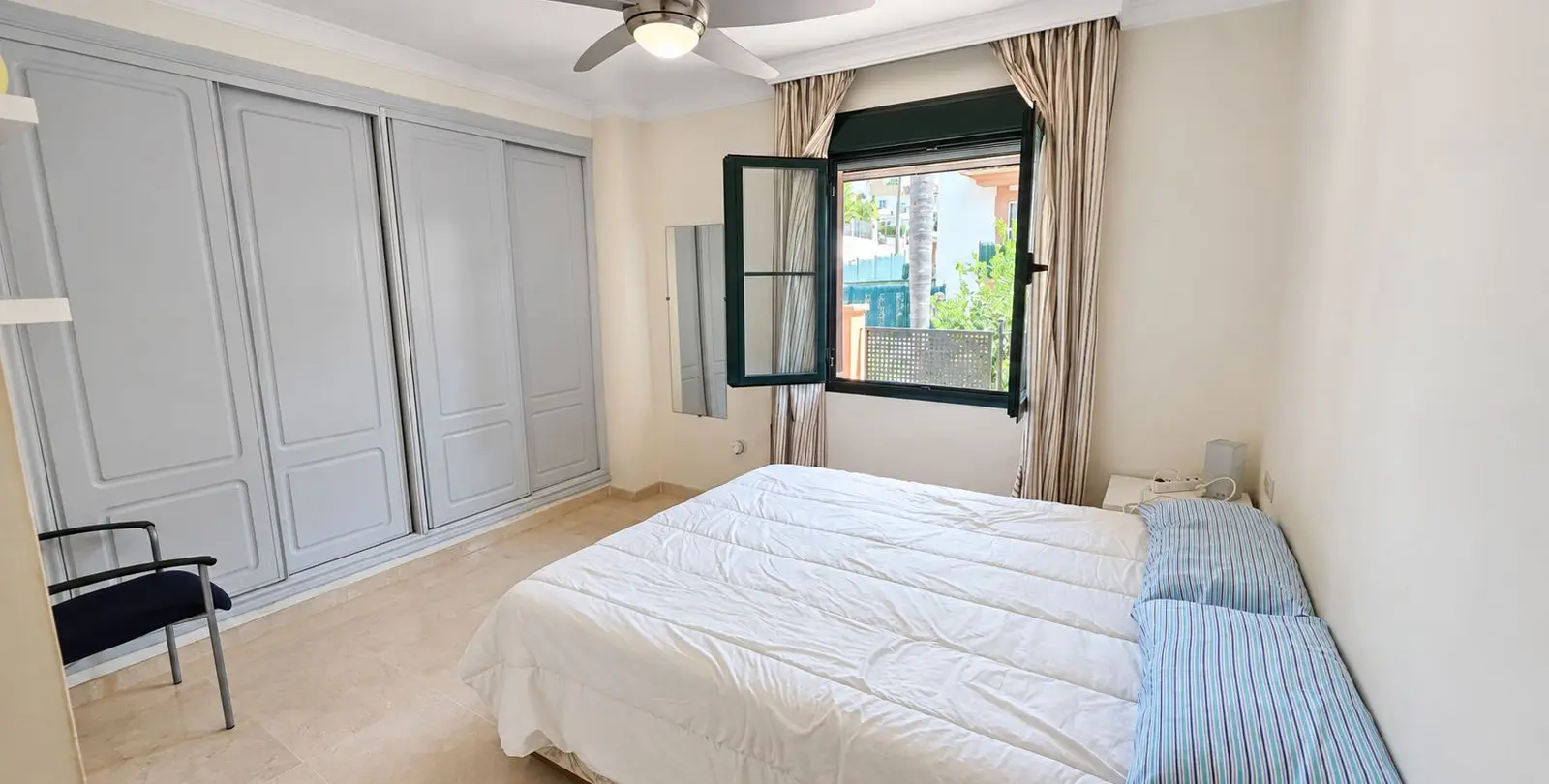 Venta de apartamento en planta media en Estepona 2