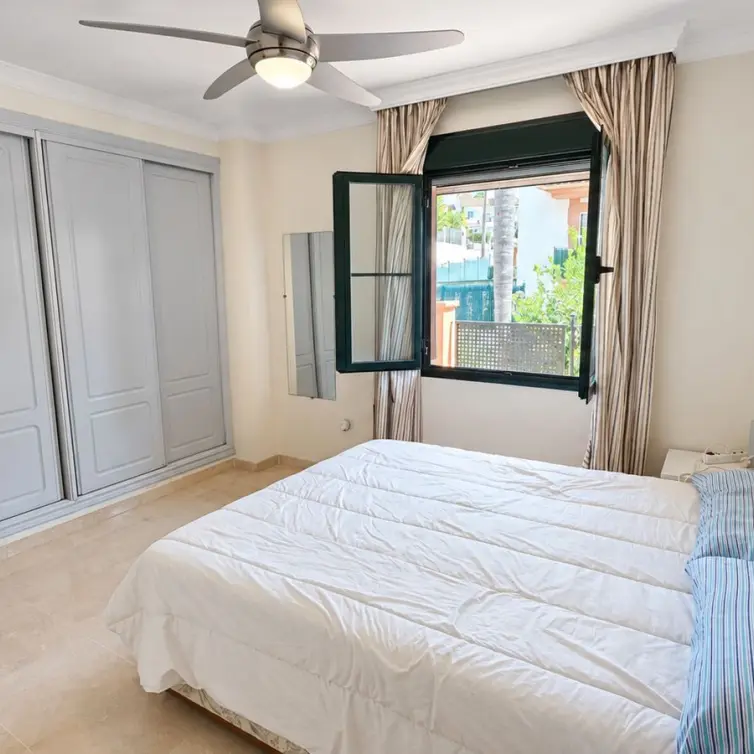 Venta de apartamento en planta media en Estepona