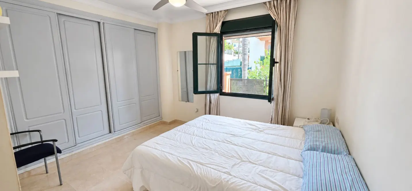 Venta de apartamento en planta media en Estepona 1