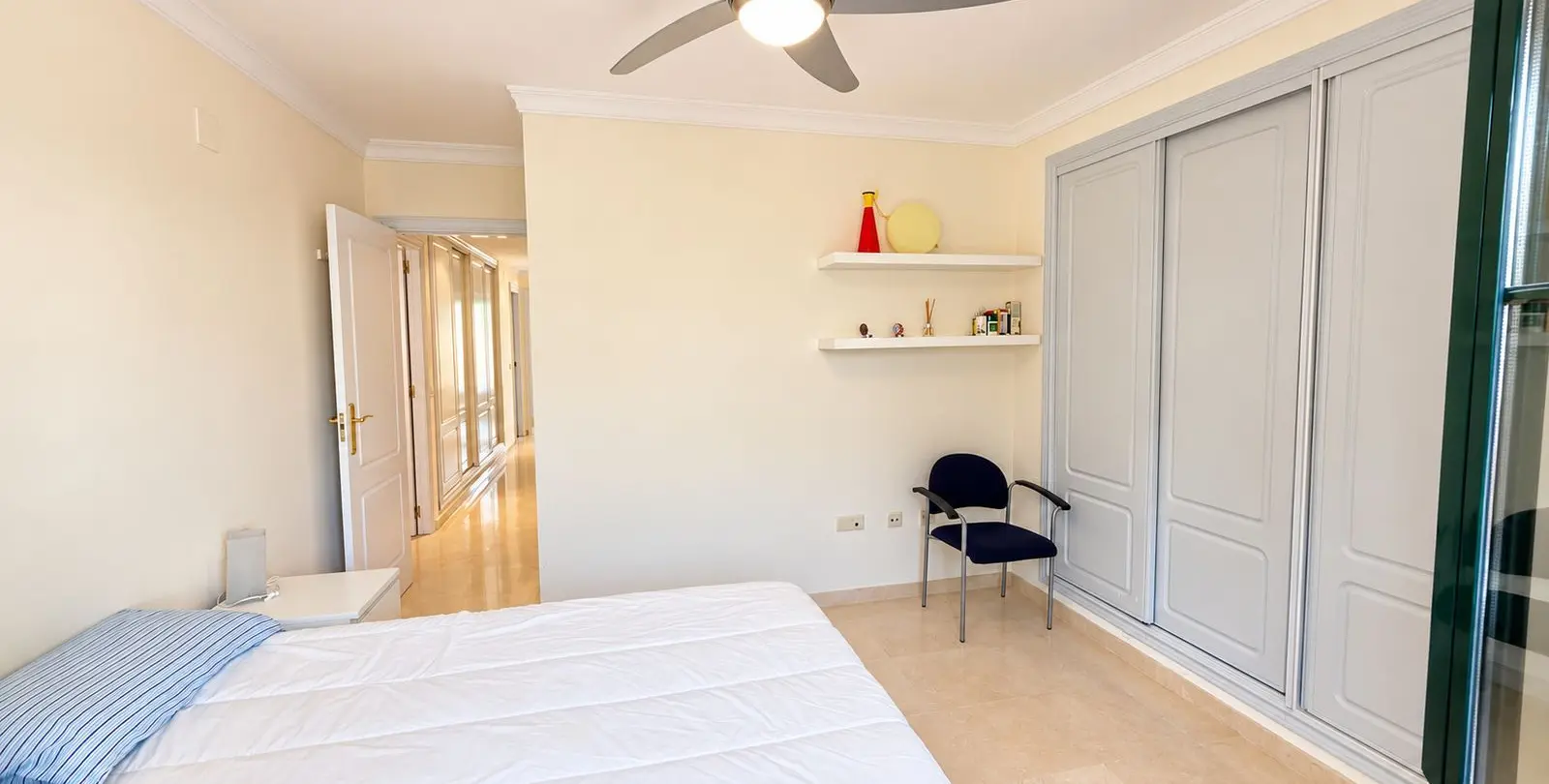 Venta de apartamento en planta media en Estepona 3