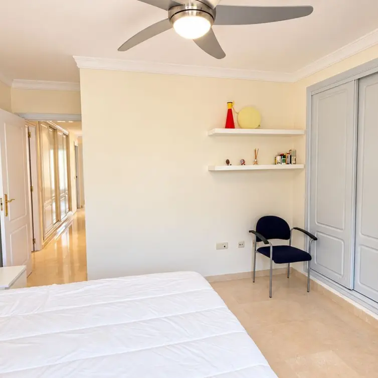 Venta de apartamento en planta media en Estepona
