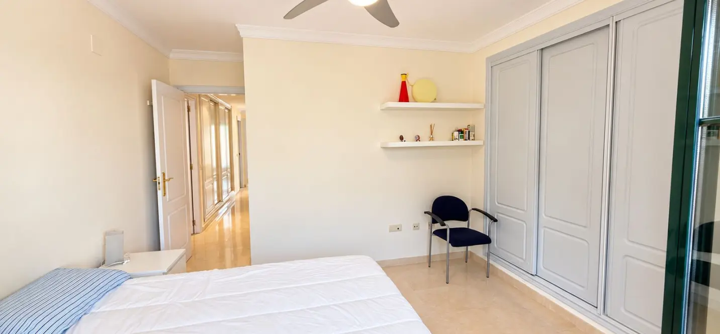 Venta de apartamento en planta media en Estepona 2