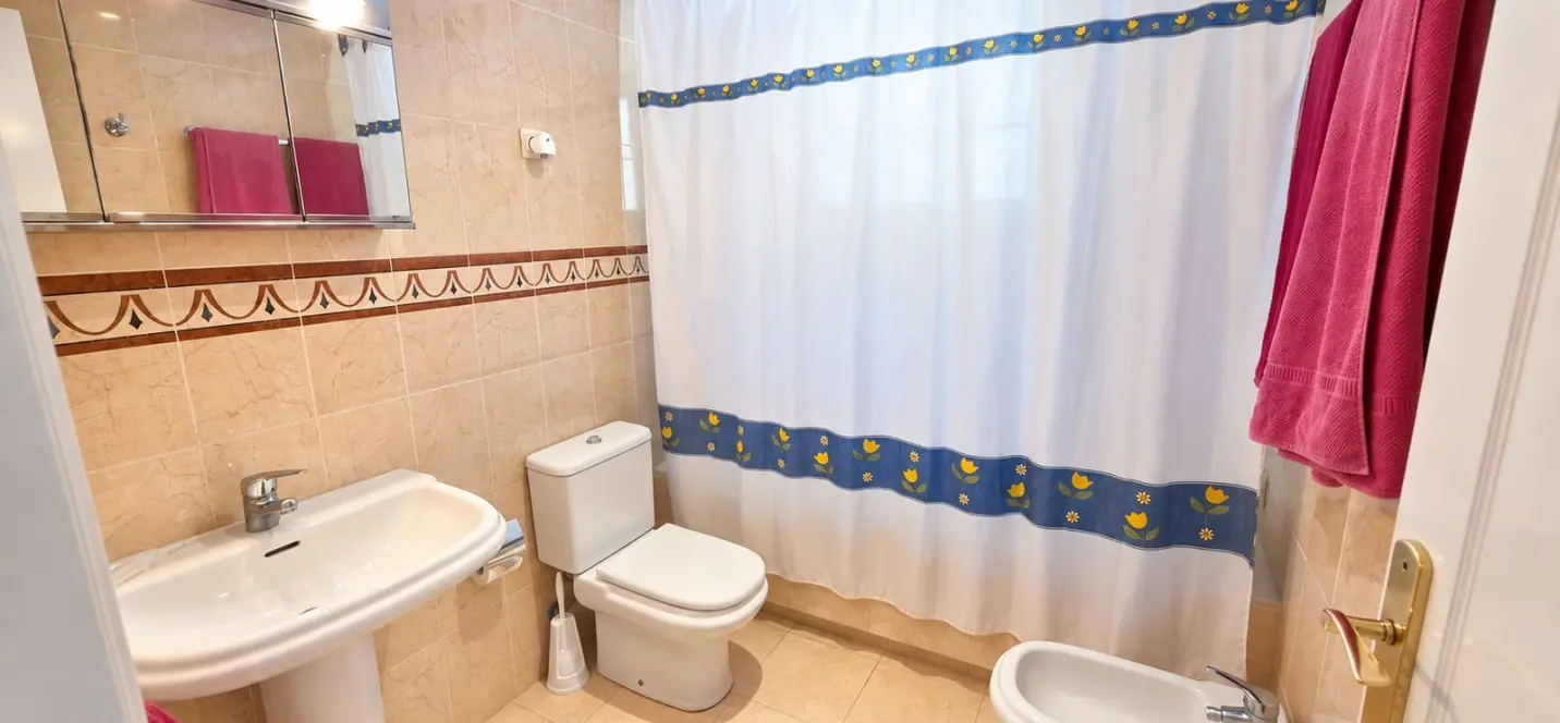 Venta de apartamento en planta media en Estepona 3