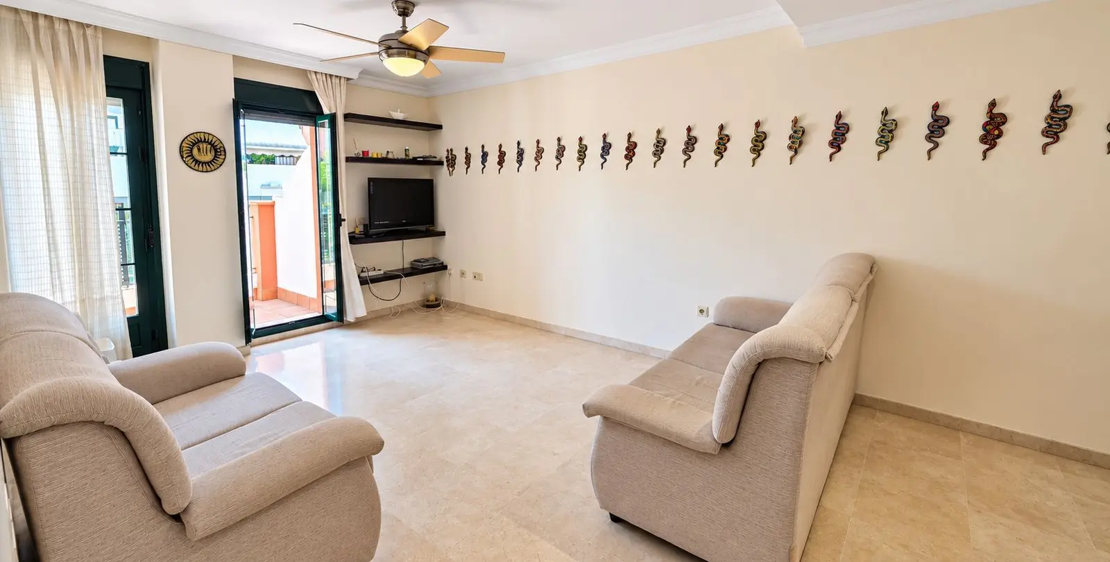 Venta de apartamento en planta media en Estepona 5