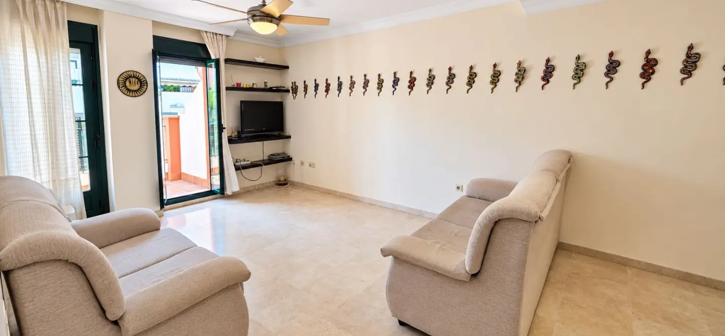 Venta de apartamento en planta media en Estepona 4