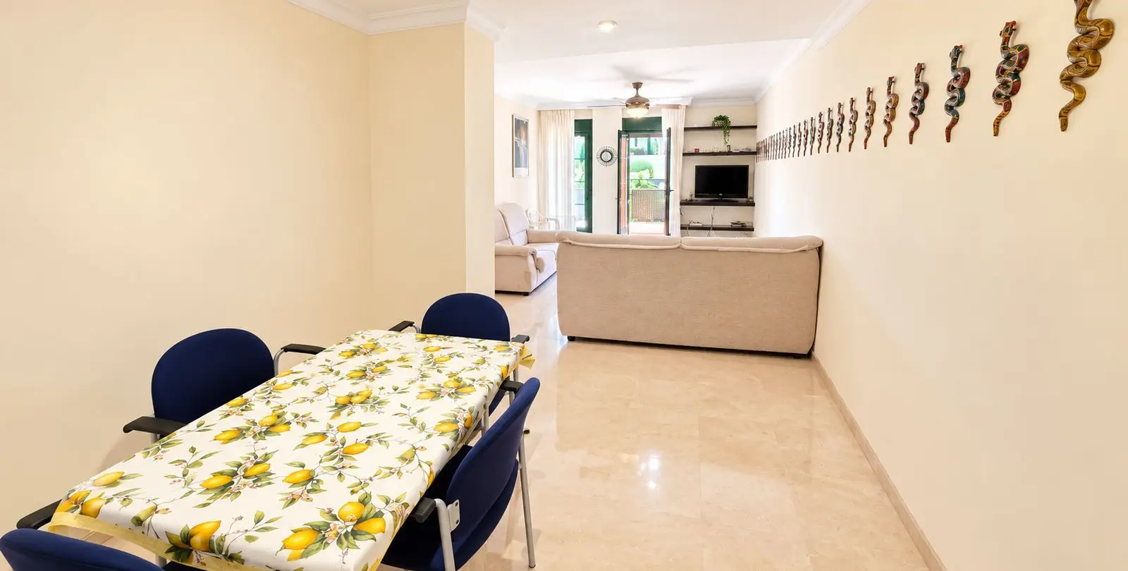 Venta de apartamento en planta media en Estepona 8