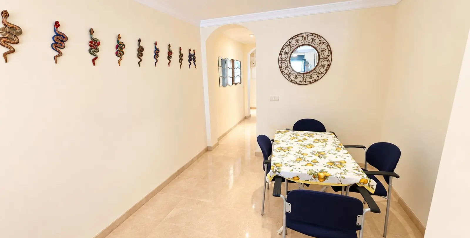 Venta de apartamento en planta media en Estepona 9