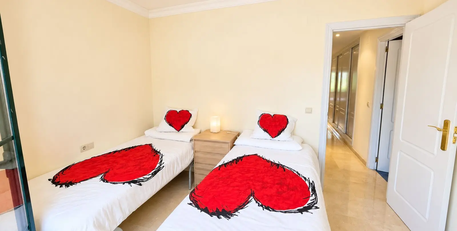 Venta de apartamento en planta media en Estepona 10