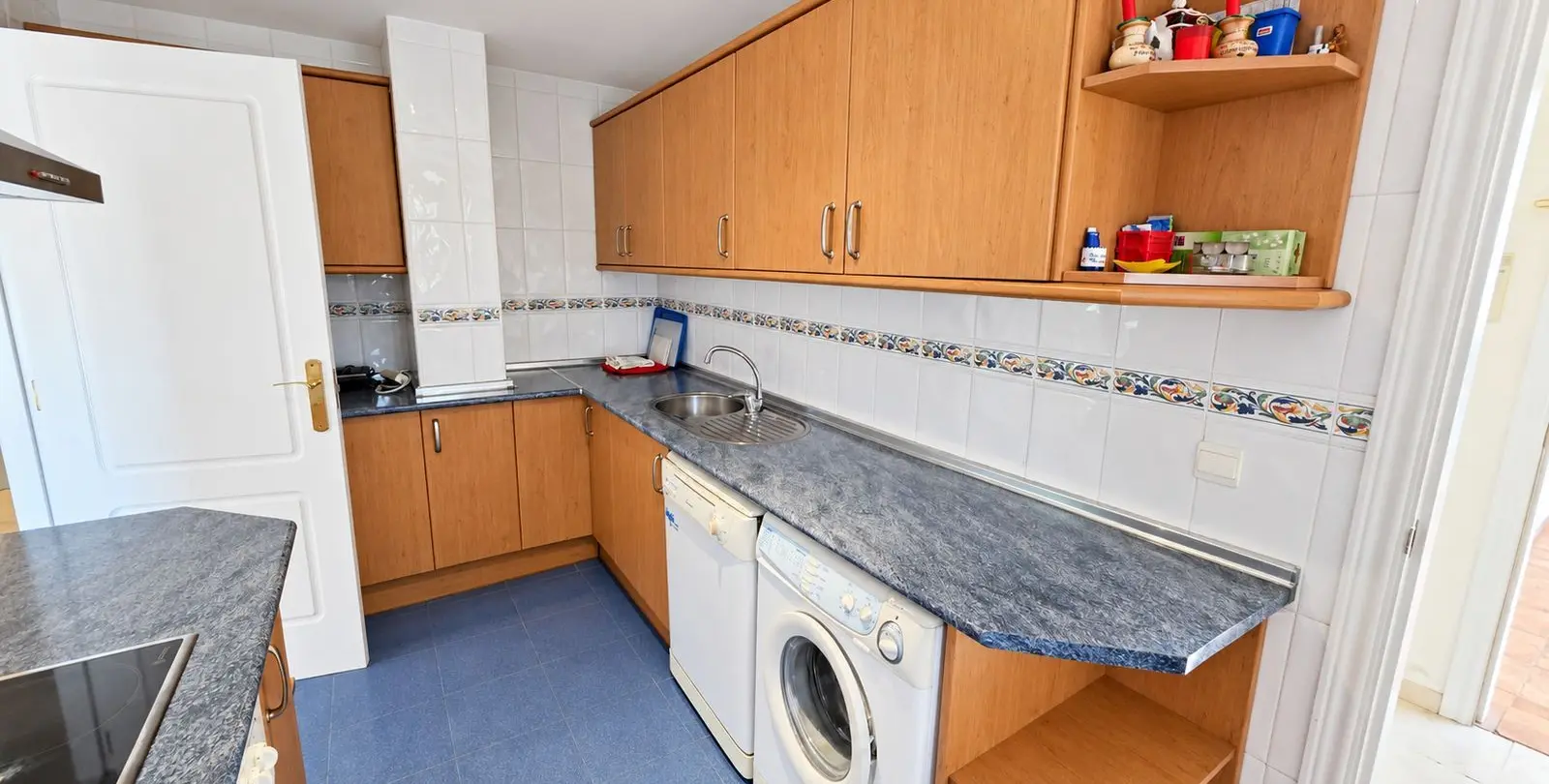 Venta de apartamento en planta media en Estepona 15