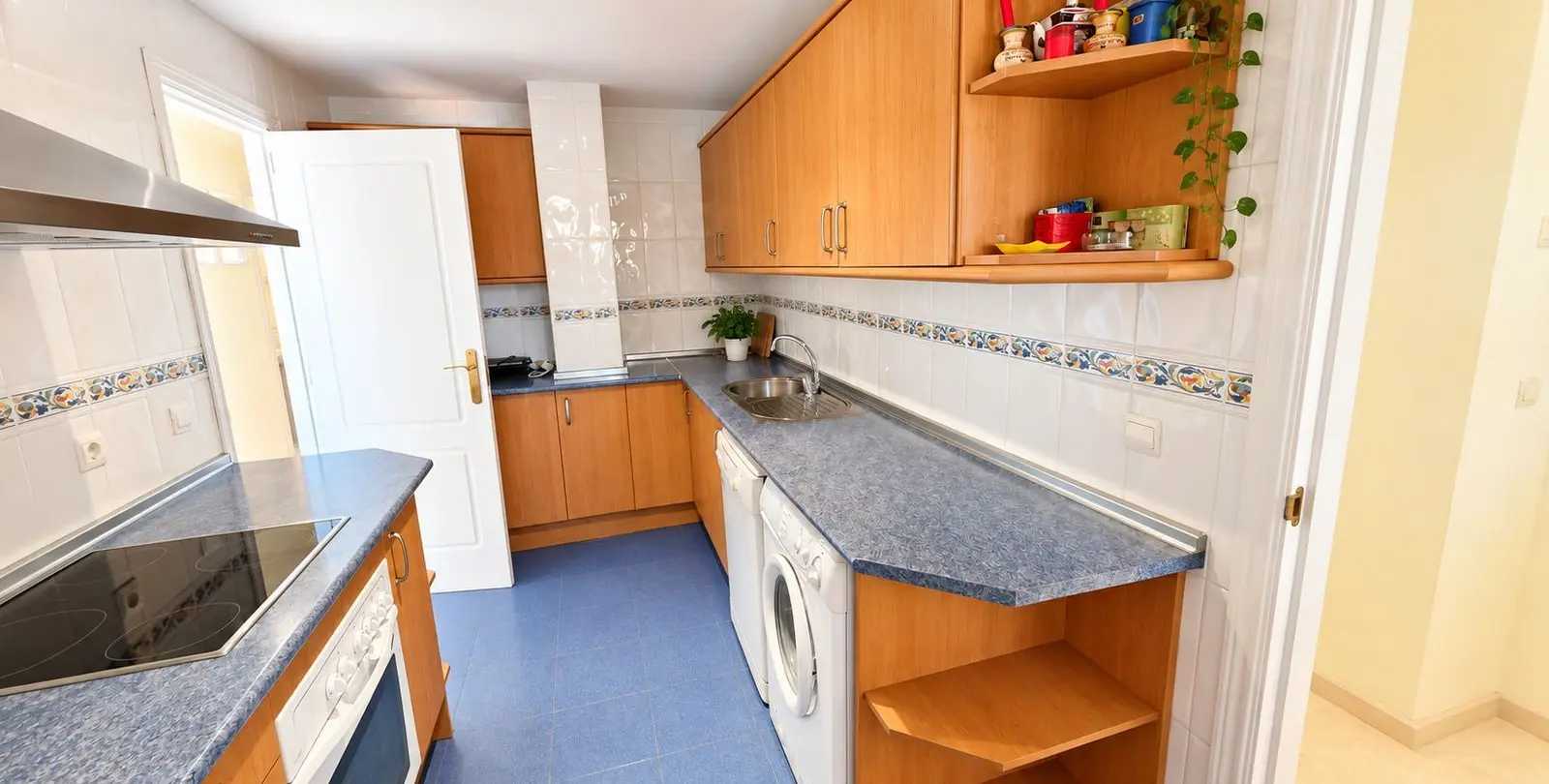 Venta de apartamento en planta media en Estepona 16