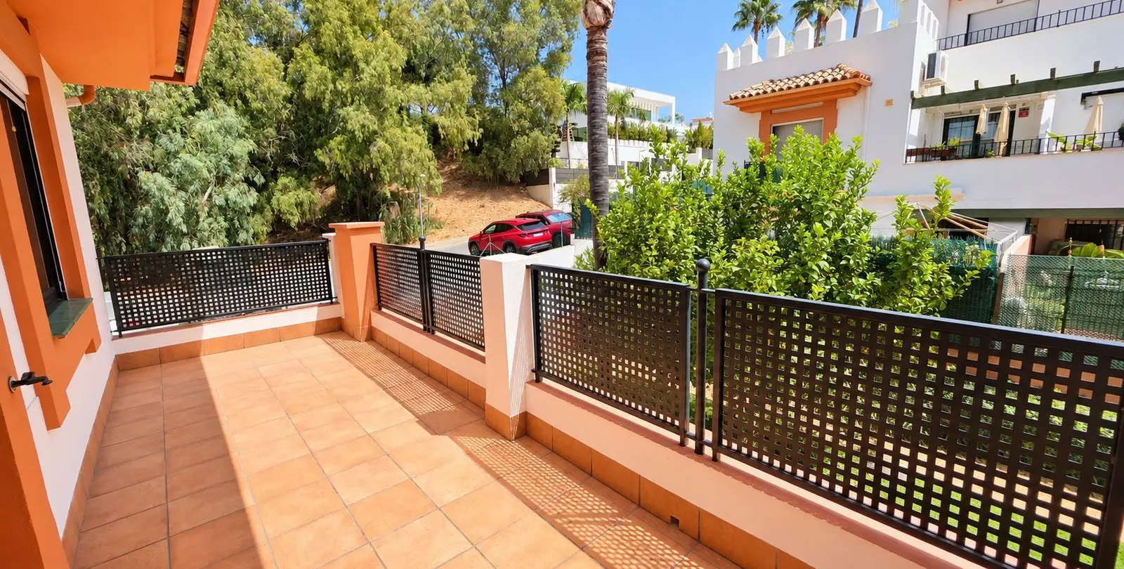 Venta de apartamento en planta media en Estepona 17