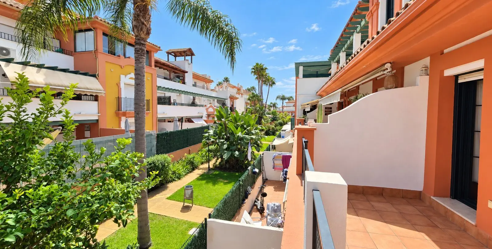 Venta de apartamento en planta media en Estepona 19