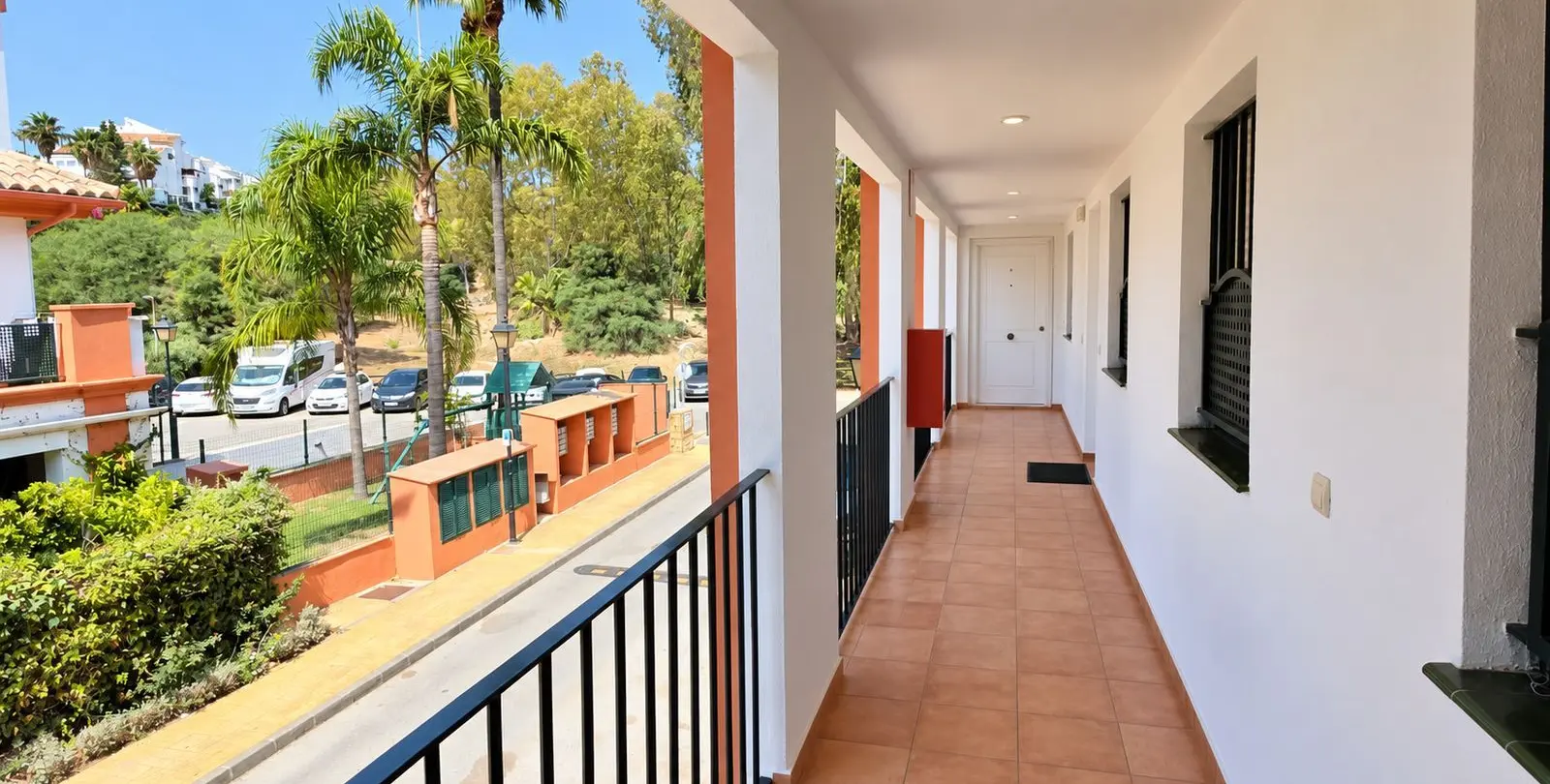 Venta de apartamento en planta media en Estepona 24