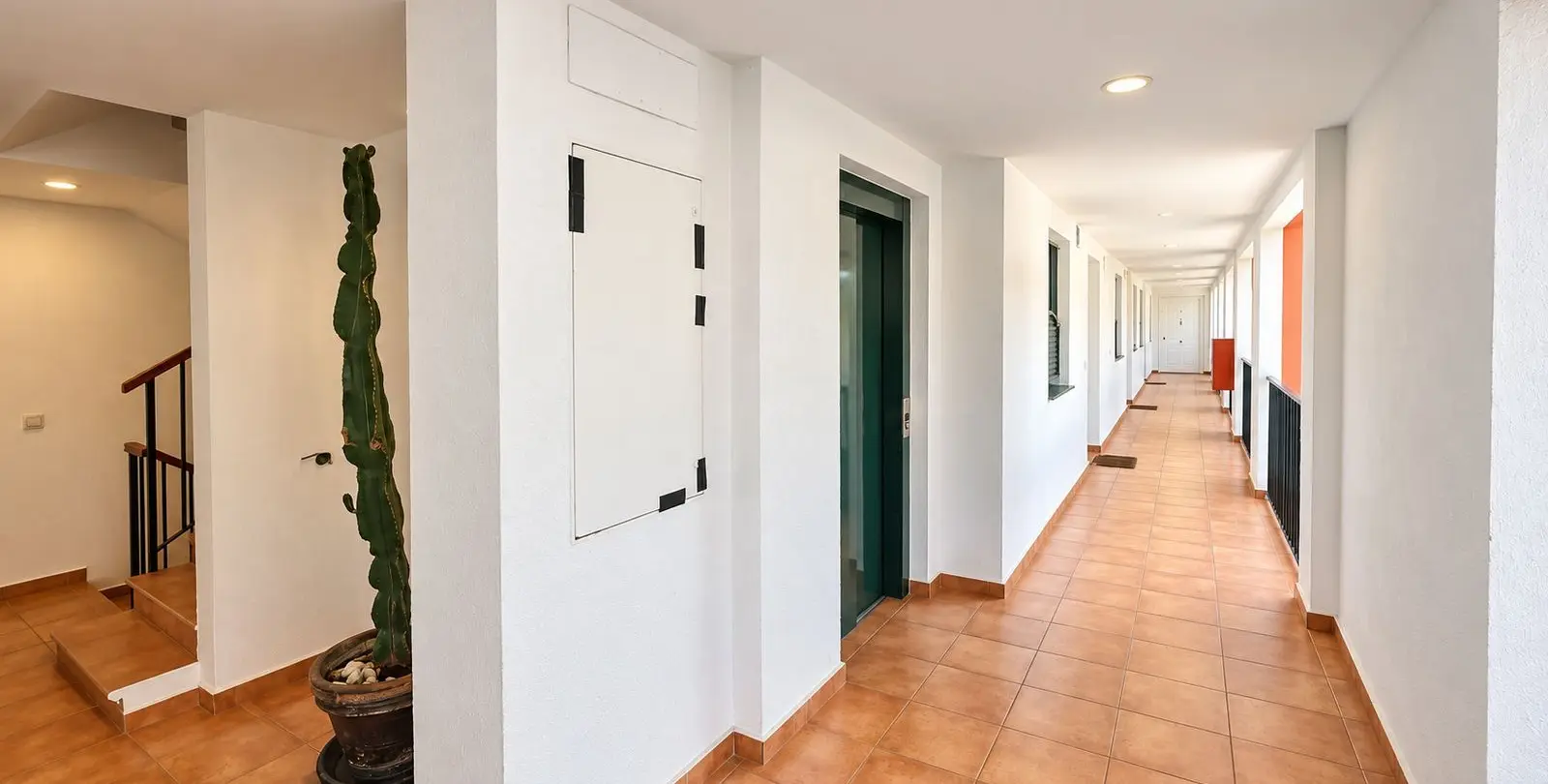 Venta de apartamento en planta media en Estepona 25