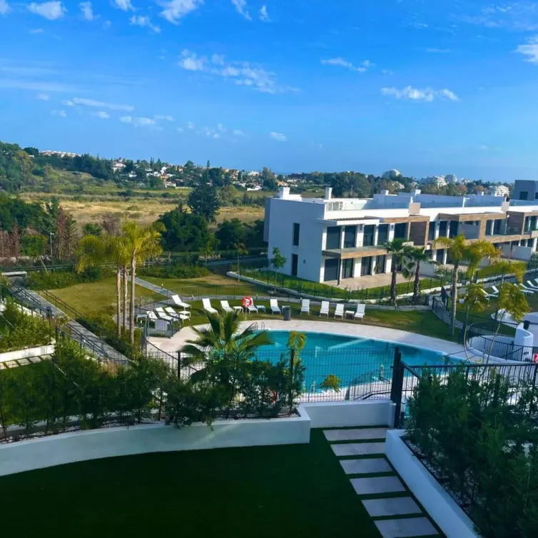 Venta de apartamento en planta media en Estepona