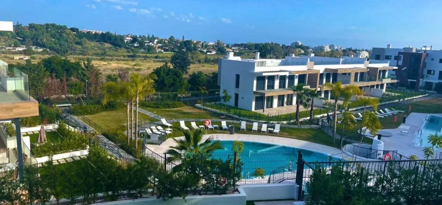 Venta de apartamento en planta media en Estepona 0