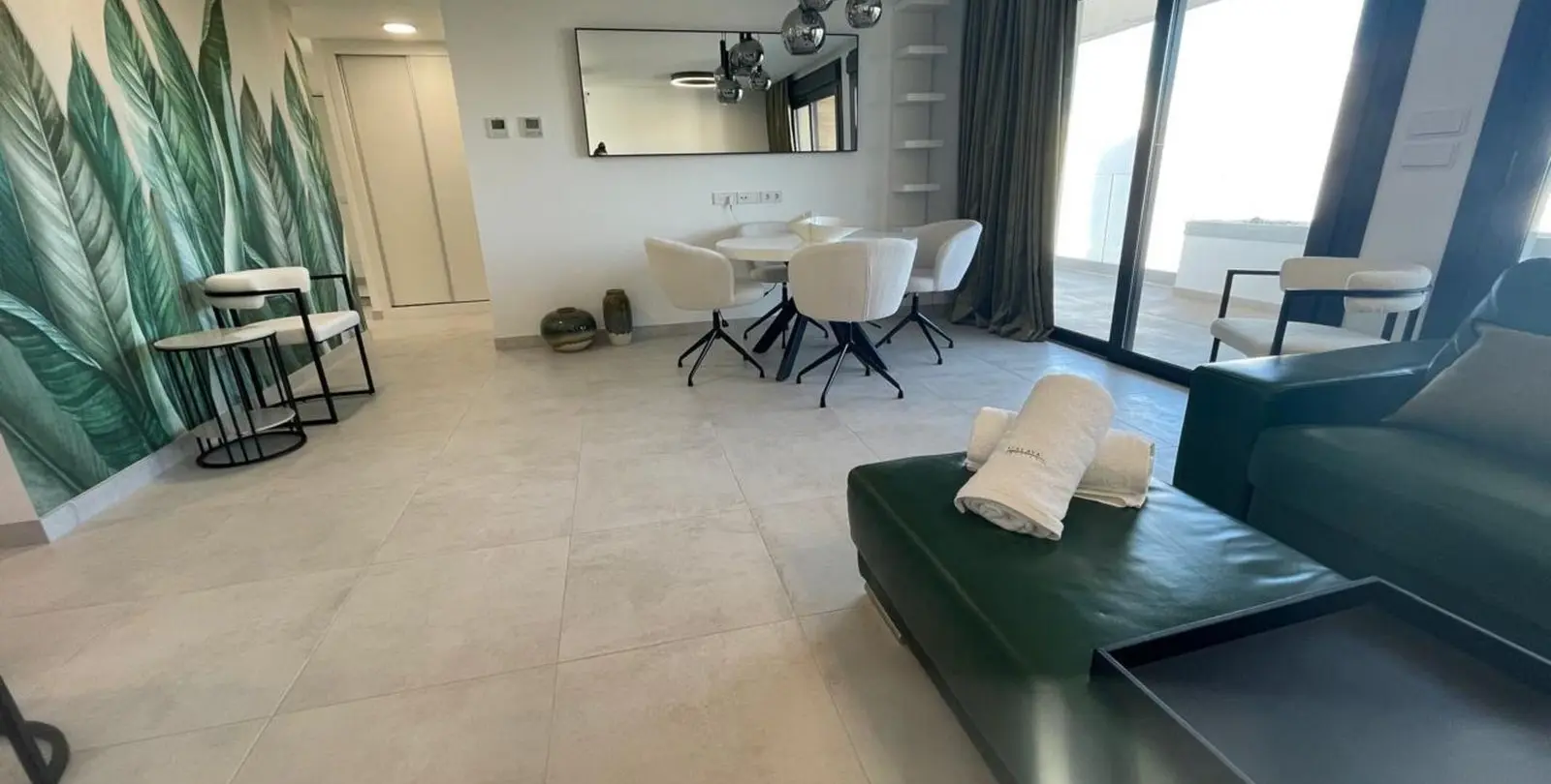Venta de apartamento en planta media en Estepona 2