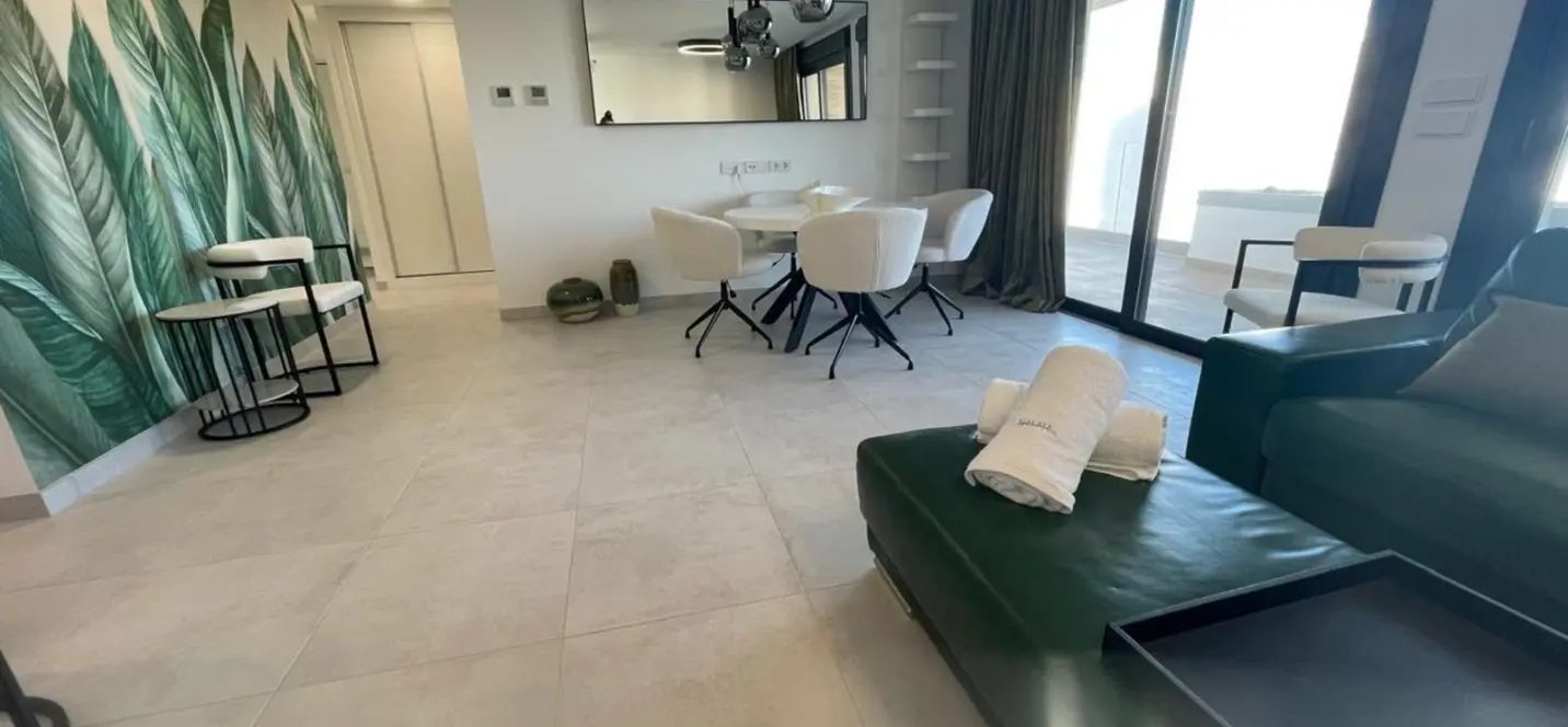 Venta de apartamento en planta media en Estepona 1