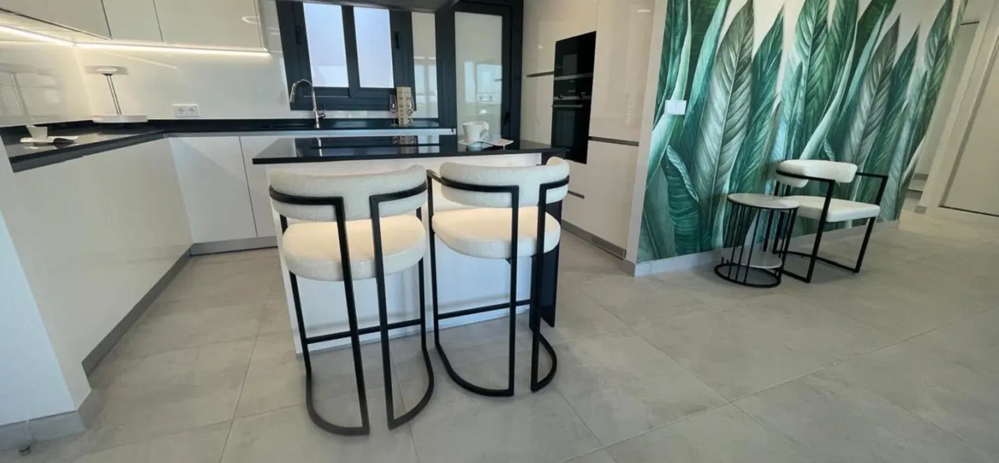 Venta de apartamento en planta media en Estepona 2