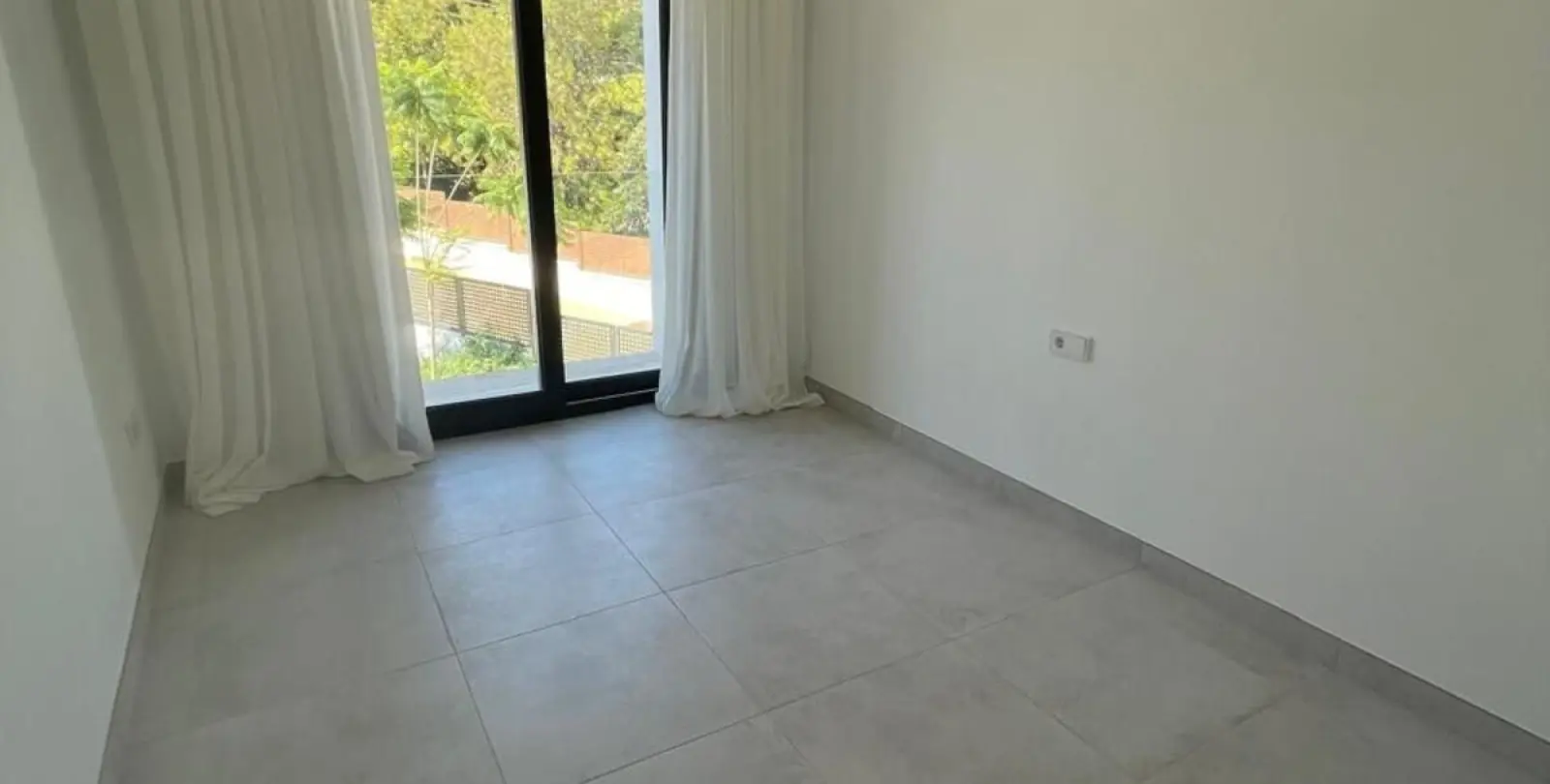 Venta de apartamento en planta media en Estepona 4
