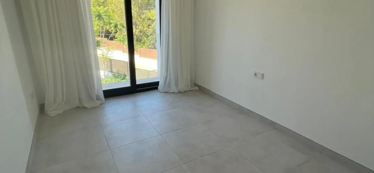 Venta de apartamento en planta media en Estepona 3