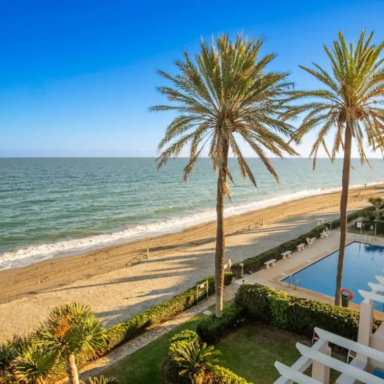 Venta de ático dúplex en Estepona