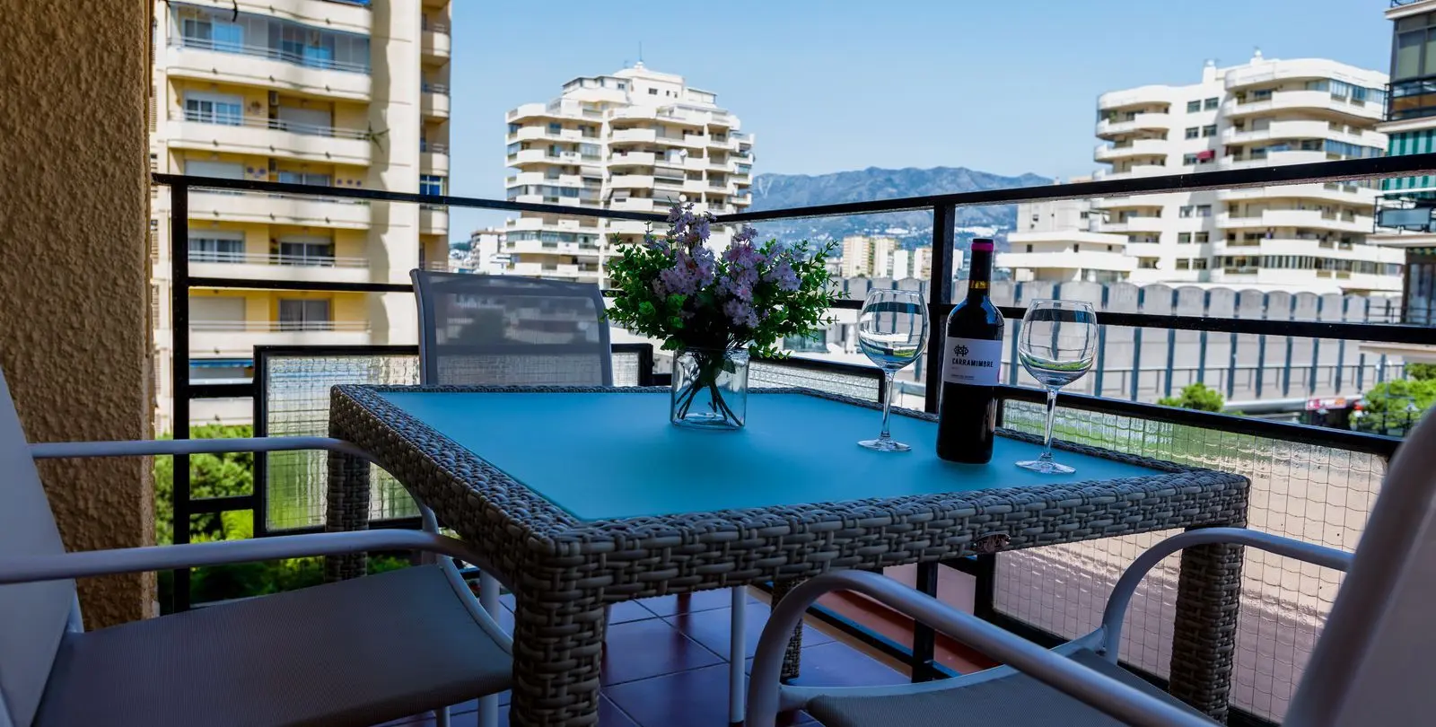 Sale of middle floor apartment in Fuengirola 1