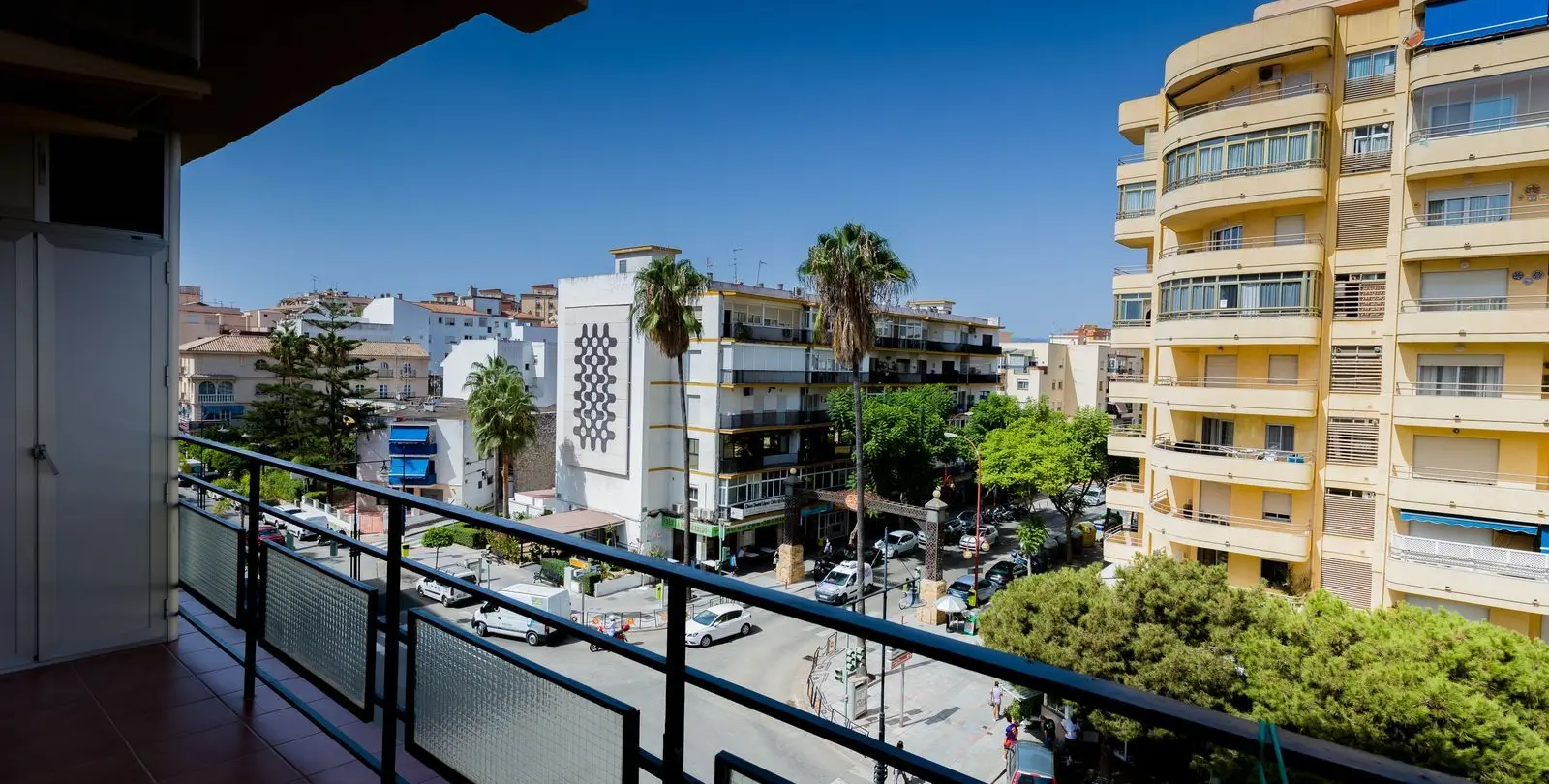 Sale of middle floor apartment in Fuengirola 2
