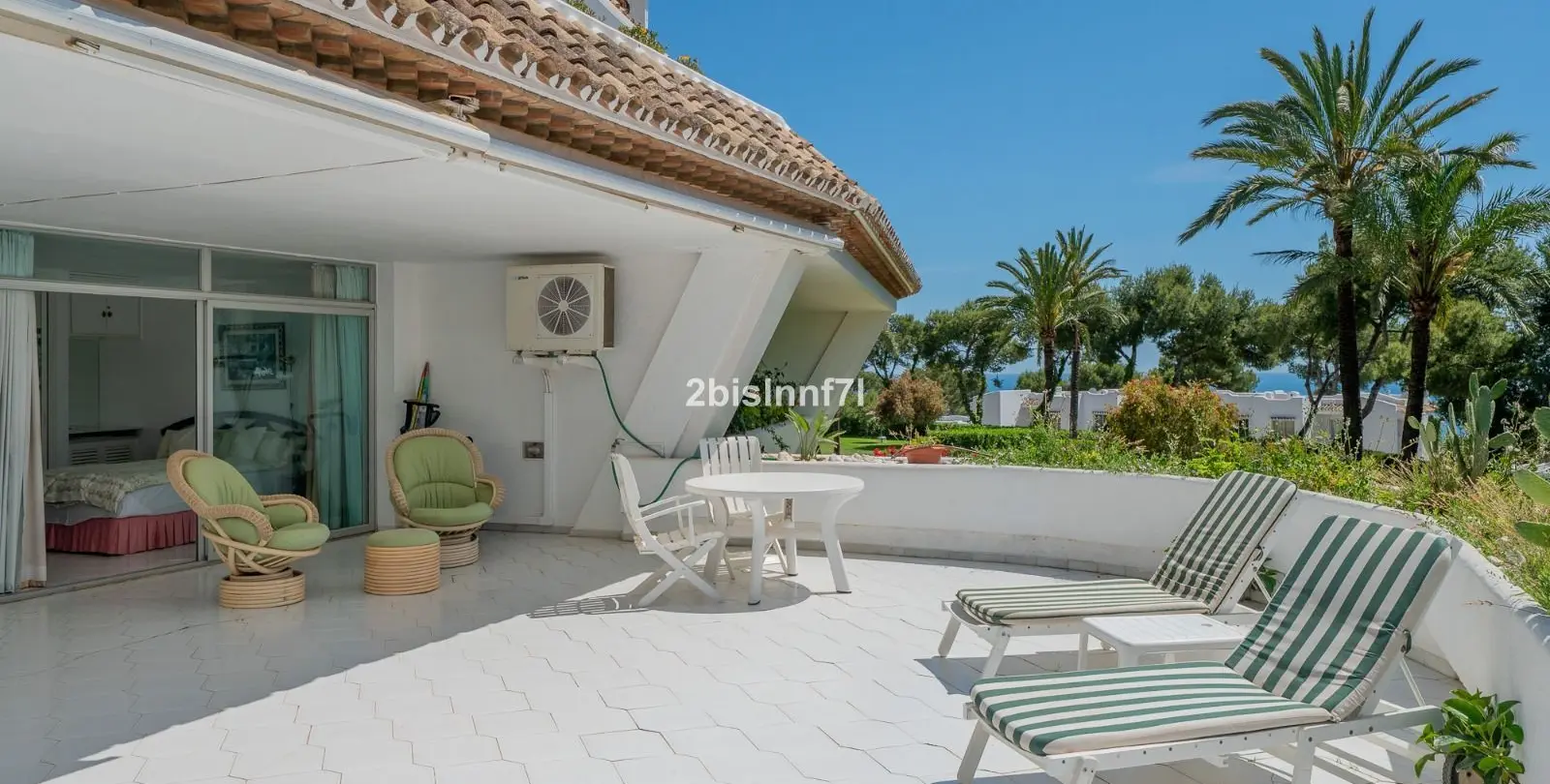 Venta de apartamento en planta media en Miraflores 2