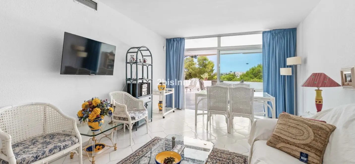 Venta de apartamento en planta media en Miraflores 2