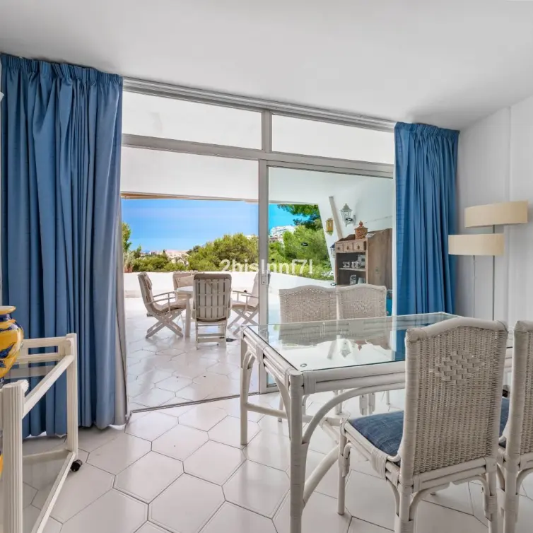 Venta de apartamento en planta media en Miraflores